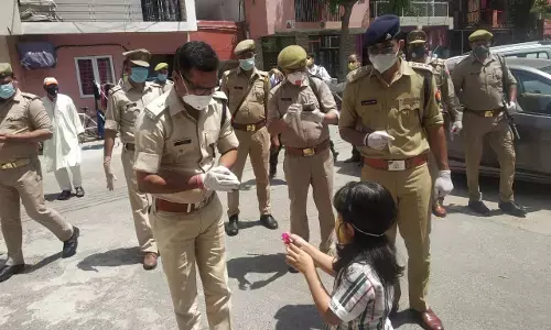 पुलिस व सफाई कर्मियों के सम्मान में लोगों ने थाली व शंख  बजाकर किया स्वागत पुलिस व सफाई कर्मियों के सम्मान में लोगों ने थाली व शंख  बजाकर किया स्वागत