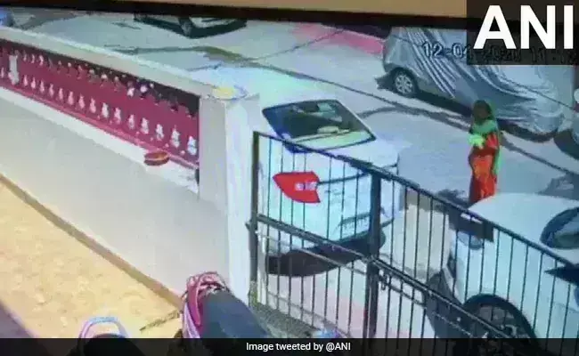 राजस्थान के कोटा में खौफ, कुछ महिलाओं ने प्लास्टिक बैग में थूककर इसे घरों में फेंका, घटना CCTV में कैद राजस्थान के कोटा में खौफ, कुछ महिलाओं ने प्लास्टिक बैग में थूककर इसे घरों में फेंका, घटना CCTV में कैद