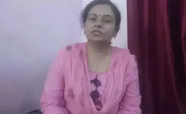 MP की मृत महिला डॉक्टर की जगह शेयर की जा रही थी गाजियाबाद की प्रोफेसर की फोटो, थाने जाकर बताना पड़ा- मैं जिंदा हूं MP की मृत महिला डॉक्टर की जगह शेयर की जा रही थी गाजियाबाद की प्रोफेसर की फोटो, थाने जाकर बताना पड़ा- मैं जिंदा हूं