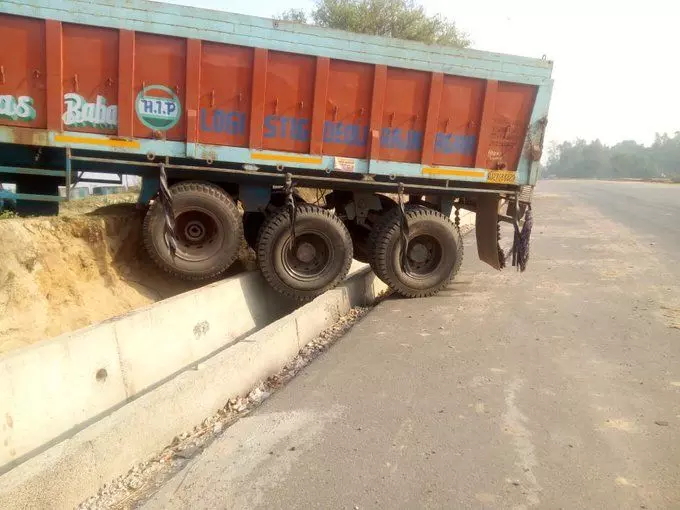 डाईवर को झपकी आने से अनियंत्रित होकर हाईवे से इंदिरा नहर की पटरी पर चढा ट्रक डाईवर को झपकी आने से अनियंत्रित होकर हाईवे से इंदिरा नहर की पटरी पर चढा ट्रक
