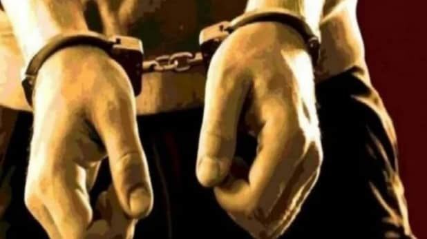 कोरोना और जमात को लेकर BJP नेता का आपत्तिजनक पोस्ट, पुलिस ने किया गिरफ्तार कोरोना और जमात को लेकर BJP नेता का आपत्तिजनक पोस्ट, पुलिस ने किया गिरफ्तार