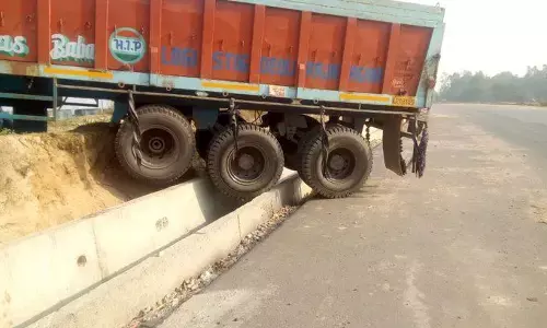 डाईवर को झपकी आने से अनियंत्रित होकर हाईवे से इंदिरा नहर की पटरी पर चढा ट्रक