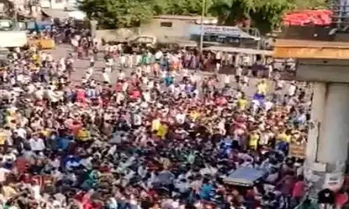 पीएम मोदी के लॉकडाउन की उडी मुंबई में धज्जियां, जारों लोग सड़कों पर उतरे, घर भेजने की उठाई मांग