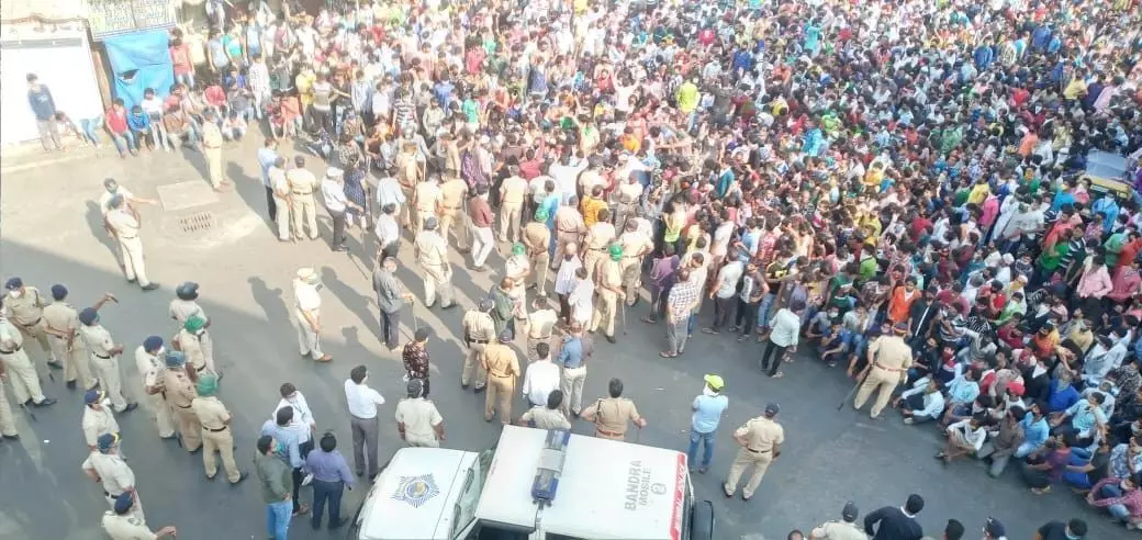बांद्रा स्टेशन मामला: महाराष्ट्र में टीवी पत्रकार के खिलाफ FIR दर्ज बांद्रा स्टेशन मामला: महाराष्ट्र में टीवी पत्रकार के खिलाफ FIR दर्ज