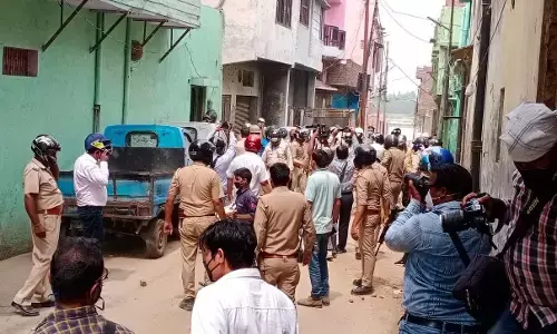 मुरादाबाद में कोरोना जांच करने गई मेडिकल टीम पर पथराव, एक डॉ. गंभीर घायल, CM योगी सख्त दिया ये आदेश मुरादाबाद में कोरोना जांच करने गई मेडिकल टीम पर पथराव, एक डॉ. गंभीर घायल, CM योगी सख्त दिया ये आदेश