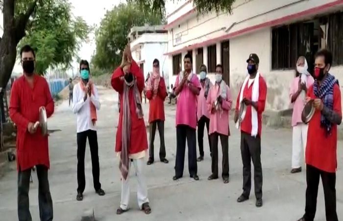 लॉकडाउन ने कुलियों की बढ़ाई मुसीबत, ट्रेन न चलने से गया जंक्शन के 112 कुली भुखमरी के कगार पर लॉकडाउन ने कुलियों की बढ़ाई मुसीबत, ट्रेन न चलने से गया जंक्शन के 112 कुली भुखमरी के कगार पर