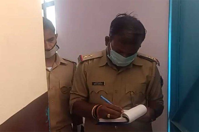 कानपुर में मासूम बेटे को फांसी पर लटका कर बाप ने भी की आत्महत्या कानपुर में मासूम बेटे को फांसी पर लटका कर बाप ने भी की आत्महत्या