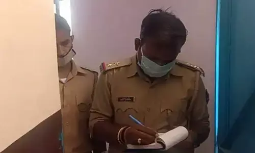 कानपुर में मासूम बेटे को फांसी पर लटका कर बाप ने भी की आत्महत्या कानपुर में मासूम बेटे को फांसी पर लटका कर बाप ने भी की आत्महत्या