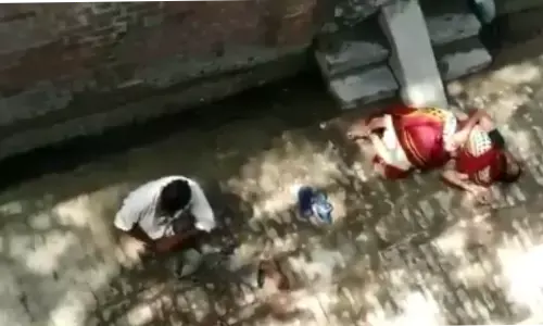 कासगंज में जमीन विवाद में महिला को मारी गोली, महिला की मौत, गोली का वीडियो वायरल कासगंज में जमीन विवाद में महिला को मारी गोली, महिला की मौत, गोली का वीडियो वायरल