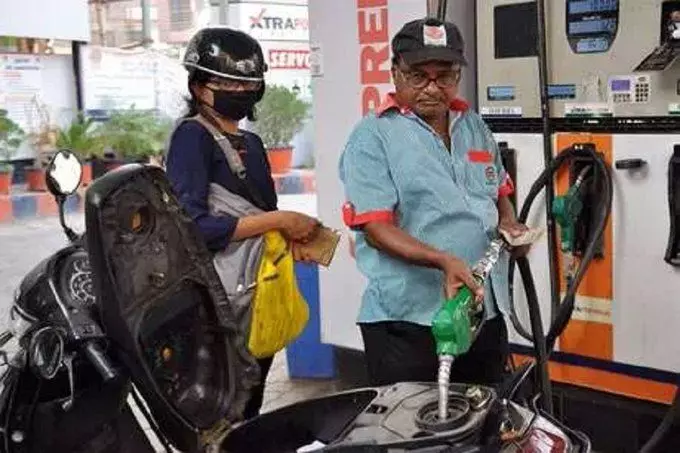 पेट्रोल भरवाने जा रहे हैं तो जरूर करें ये काम, वर्ना नहीं मिलेगा Petrol-Diesel,