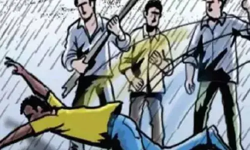 लॉकडाउन: भीड़ ने अंत्येष्टि में शामिल होने जा रहे 3 लोगों की पीट-पीटकर हत्या कर दी लॉकडाउन: भीड़ ने अंत्येष्टि में शामिल होने जा रहे 3 लोगों की पीट-पीटकर हत्या कर दी