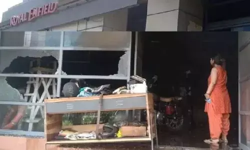 नोएडा में रॉयल इनफील्ड बुलेट बाइक के शोरूम में भीषण आग नोएडा में रॉयल इनफील्ड बुलेट बाइक के शोरूम में भीषण आग