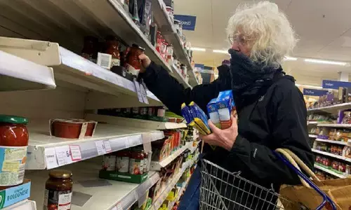 कोरोना: 70 साल के ऊपर वालों को 1 साल तक रहना होगा लॉकडाउन