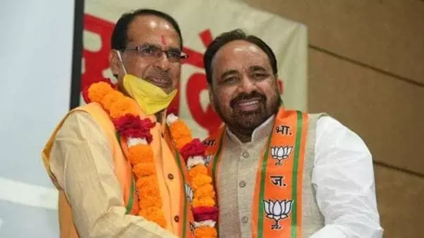 शिवराज कैबिनेट में 5 नेताओं को मिली एंट्री, भाजपा के ये दिग्गज नेता होल्ड पर शिवराज कैबिनेट में 5 नेताओं को मिली एंट्री, भाजपा के ये दिग्गज नेता होल्ड पर