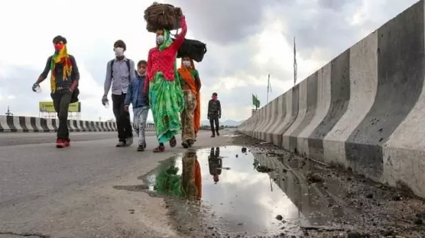 छत्तीसगढ़ से अब आई एक बुरी खबर, 12 मजदूरों के साथ घर के लिए रवाना हुई थी जमलो, पानी की कमी के चलते तोड़ा दम छत्तीसगढ़ से अब आई एक बुरी खबर, 12 मजदूरों के साथ घर के लिए रवाना हुई थी जमलो, पानी की कमी के चलते तोड़ा दम