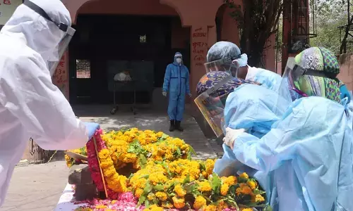 इंदौर के थाना प्रभारी देवेंद्र की पत्नी और दो बेटियां बार-बार उनके शव को देखतीं, फिर तस्वीर को छूकर रोने लगतीं इंदौर के थाना प्रभारी देवेंद्र की पत्नी और दो बेटियां बार-बार उनके शव को देखतीं, फिर तस्वीर को छूकर रोने लगतीं