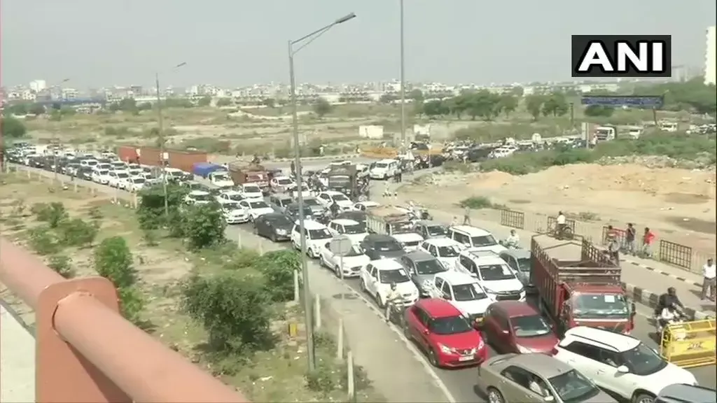 दिल्ली-गाजियाबाद बॉर्डर पर पुलिस की सख्ती, लगा एक किलोमीटर लंबा जाम