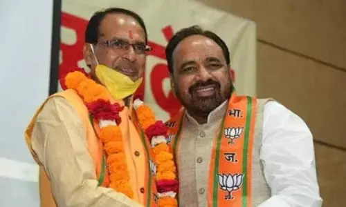 शिवराज कैबिनेट में 5 नेताओं को मिली एंट्री, भाजपा के ये दिग्गज नेता होल्ड पर शिवराज कैबिनेट में 5 नेताओं को मिली एंट्री, भाजपा के ये दिग्गज नेता होल्ड पर