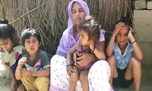 लॉकडाउन में फंसे यूपी के मजदूर की दिल्ली में मौत, गोरखपुर में 1 साल के बेटे ने पुतले का किया दाह संस्कार