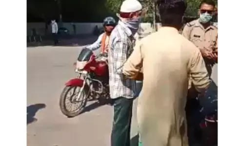 बरेली में चेकिंग के दौरान केवल मास्क पूछने पर आपा खो बैठे पिता-पुत्र, देखिये मौके का वीडियो बरेली में चेकिंग के दौरान केवल मास्क पूछने पर आपा खो बैठे पिता-पुत्र, देखिये मौके का वीडियो