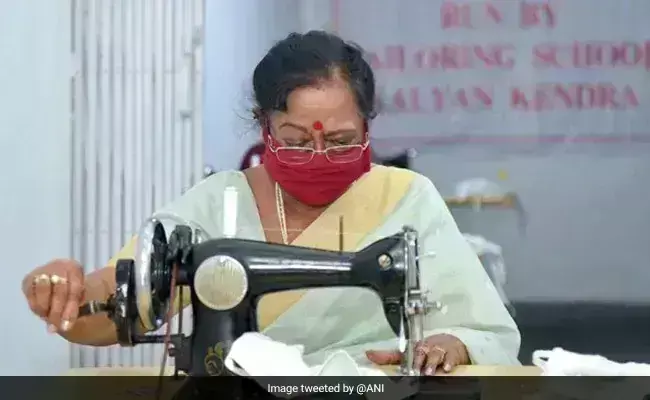 Coronavirus से जंग में राष्ट्रपति रामनाथ कोविंद की पत्नी भी आईं आगे, खुद सिल रही हैं मास्क