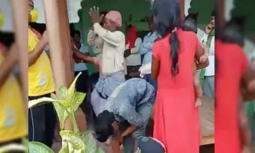 यूपी के चंदौली में सामने आया दबंगों का तालिबानी चेहरा, वीडियो हुआ वायरल यूपी के चंदौली में सामने आया दबंगों का तालिबानी चेहरा, वीडियो हुआ वायरल