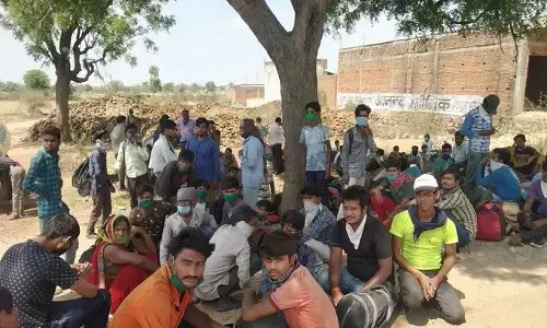 सूरत से पैदल ही झांसी पहुंचे मजदूर, रास्ते में हुआ जानवरों जैसा हुआ व्यवहार और भूखे पेट कई बार हुए बेहोश