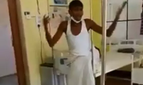 कोरोना के खौफ को भगाने के लिए मरीज ने निकाला अजीब तरीका, डांस करते हुए वीडियो वायरल कोरोना के खौफ को भगाने के लिए मरीज ने निकाला अजीब तरीका, डांस करते हुए वीडियो वायरल