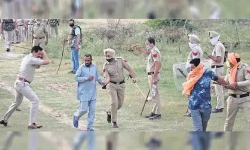 हरियाणा में संदिग्ध महिला के अंतिम संस्कार करने गई टीम पर ग्रामीणों ने पत्थर बरसाए हरियाणा में संदिग्ध महिला के अंतिम संस्कार करने गई टीम पर ग्रामीणों ने पत्थर बरसाए