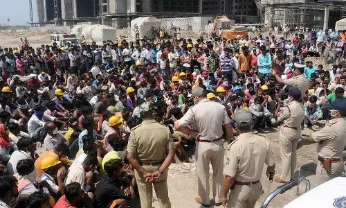 सूरत की डायमंड बोर्स में प्रवासी मजदूरों ने पथराव किया, कहा- खाना नहीं मिल रहा है, हमें घर वापस भेजा जाए