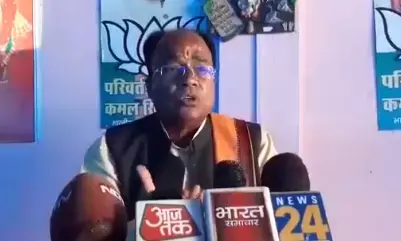 рдореБрд╕реНрд▓рд┐рдо рд╡рд┐рдХреНрд░реЗрддрд╛рдУрдВ рд╕реЗ рд╕рдмреНрдЬрд╝реА рди рдЦрд░реАрджреЛ рдХрд╣рдиреЗ рд╡рд╛рд▓реЗ рд╡рд┐рдзрд╛рдпрдХ рдХреЛ BJP рдиреЗ рд▓рдЧрд╛рдИ рд▓рддрд╛рдбрд╝, рдорд┐рд▓рд╛ рдиреЛрдЯрд┐рд╕ рдореБрд╕реНрд▓рд┐рдо рд╡рд┐рдХреНрд░реЗрддрд╛рдУрдВ рд╕реЗ рд╕рдмреНрдЬрд╝реА рди рдЦрд░реАрджреЛ рдХрд╣рдиреЗ рд╡рд╛рд▓реЗ рд╡рд┐рдзрд╛рдпрдХ рдХреЛ BJP рдиреЗ рд▓рдЧрд╛рдИ рд▓рддрд╛рдбрд╝, рдорд┐рд▓рд╛ рдиреЛрдЯрд┐рд╕