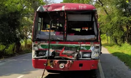 प्रयागराज से कुशीनगर ले जा रही छात्र-छात्राओं की रोडवेज बस अयोध्या में हुई दुर्घटनाग्रस्त