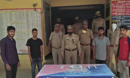 इटावा एसओजी और थाना भरथना पुलिस ने लूट की योजना बनाते हुए गिरोह का किया पर्दाफास, 4 लुटेरों को किया गिरफ्तार इटावा एसओजी और थाना भरथना पुलिस ने लूट की योजना बनाते हुए गिरोह का किया पर्दाफास, 4 लुटेरों को किया गिरफ्तार