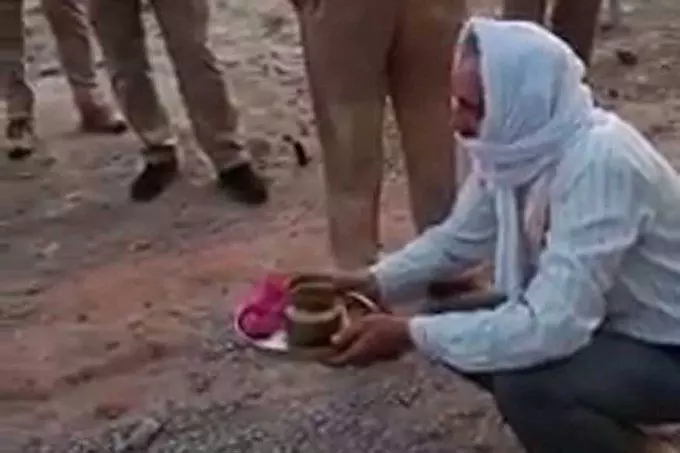 यूपी के कानपुर में लॉकडाउन में मंदिर जा रहे बुजुर्ग को थानेदार ने मेढक की तरह चलवाया, देखिये वीडियो यूपी के कानपुर में लॉकडाउन में मंदिर जा रहे बुजुर्ग को थानेदार ने मेढक की तरह चलवाया, देखिये वीडियो
