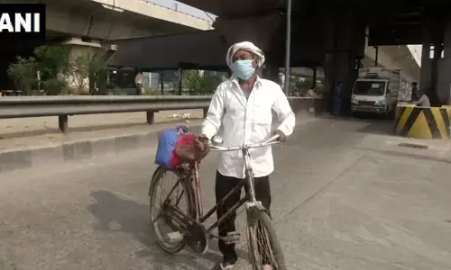 ये मजदूर साईकिल से बिहार जाना चाहता है, क्योंकि इसके भाई की मौत हो गई है जबकि पुलिस जाने नहीं दे रही है ये मजदूर साईकिल से बिहार जाना चाहता है, क्योंकि इसके भाई की मौत हो गई है जबकि पुलिस जाने नहीं दे रही है