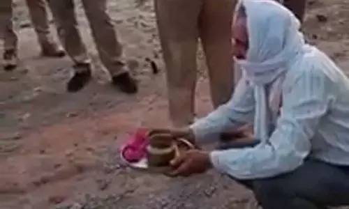 यूपी के कानपुर में लॉकडाउन में मंदिर जा रहे बुजुर्ग को थानेदार ने मेढक की तरह चलवाया, देखिये वीडियो