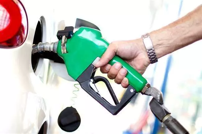 पाकिस्तान में पेट्रोल 15 रुपये और डीजल 27 रुपये प्रति लीटर हुआ सस्‍ता, जानिए भारत में क्‍या हैं रेट
