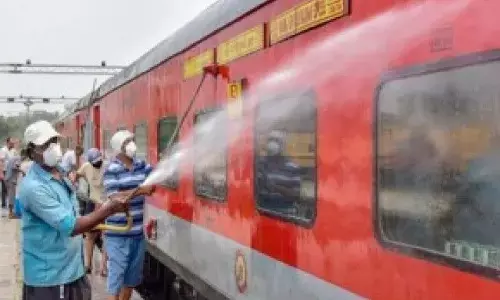 दूसरे राज्यों में फंसे मजदूरों और लोगों को श्रमिक स्पेशल ट्रेनों से घर भेजेगा रेलवे, इन रूटों पर चलेंगी Train दूसरे राज्यों में फंसे मजदूरों और लोगों को श्रमिक स्पेशल ट्रेनों से घर भेजेगा रेलवे, इन रूटों पर चलेंगी Train