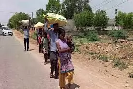 लॉकडाउन: दिल्ली से 570 किलोमीटर दूर फतेहपुर पैदल लौट रहे परिवार को ट्रैक्टर ट्रॉली ने कुचला, 3 की मौत