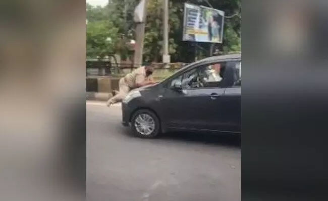जब पुलिस अफसर ने कार रोकने को कहा तो बोनेट पर घसीटता ले गया ड्राइवर, फिर क्या हुआ...देखिए- VIDEO