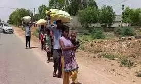 लॉकडाउन: दिल्ली से 570 किलोमीटर दूर फतेहपुर पैदल लौट रहे परिवार को ट्रैक्टर ट्रॉली ने कुचला, 3 की मौत