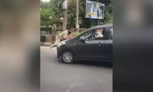जब पुलिस अफसर ने कार रोकने को कहा तो बोनेट पर घसीटता ले गया ड्राइवर, फिर क्या हुआ...देखिए- VIDEO
