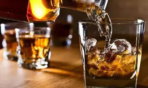 शराब की दुकानें क्यों खुलीं, इसको समझने के लिए शराब और अर्थव्यवस्था के गणित को समझना पड़ेगा शराब की दुकानें क्यों खुलीं, इसको समझने के लिए शराब और अर्थव्यवस्था के गणित को समझना पड़ेगा