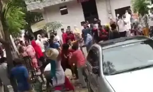 गाज़ियाबाद के साहिबाबाद थाना इलाके में मारपीट की वीडियो आई सामने गाज़ियाबाद के साहिबाबाद थाना इलाके में मारपीट की वीडियो आई सामने