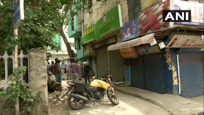 इस शराब की दुकान पर लोग नहीं कर रहे थे सोशल डिस्टेंस का पालन, पुलिस ने दुकान कर दी बंद इस शराब की दुकान पर लोग नहीं कर रहे थे सोशल डिस्टेंस का पालन, पुलिस ने दुकान कर दी बंद
