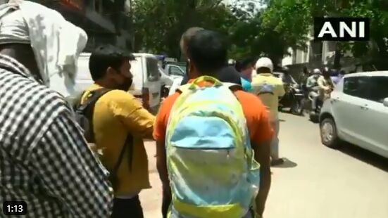 देखिये वीडियो: शराब खरीदने के लिए लगी इतनी लम्बी लाइन, देखकर हैरान हो जाएंगे आप! देखिये वीडियो: शराब खरीदने के लिए लगी इतनी लम्बी लाइन, देखकर हैरान हो जाएंगे आप!