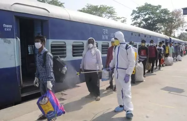रेलवे की सफाई, श्रमिक स्पेशल ट्रेनों में प्रवासी मजदूरों से नहीं लिया जा रहा है कोई किराया