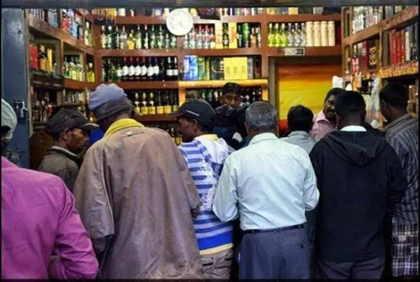 दिल्ली में शराब की दुकानों छूट का सिलसिला जारी, भीड़ काबू करने के लिए बुलानी पड़ी पुलिस