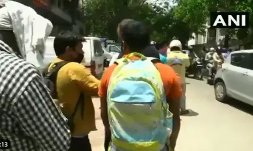देखिये वीडियो: शराब खरीदने के लिए लगी इतनी लम्बी लाइन, देखकर हैरान हो जाएंगे आप! देखिये वीडियो: शराब खरीदने के लिए लगी इतनी लम्बी लाइन, देखकर हैरान हो जाएंगे आप!