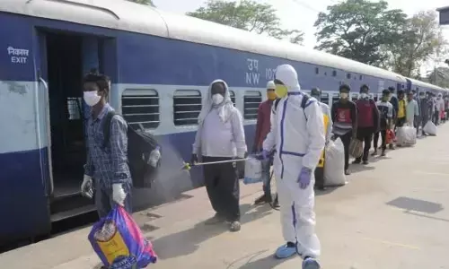 रेलवे की सफाई, श्रमिक स्पेशल ट्रेनों में प्रवासी मजदूरों से नहीं लिया जा रहा है कोई किराया रेलवे की सफाई, श्रमिक स्पेशल ट्रेनों में प्रवासी मजदूरों से नहीं लिया जा रहा है कोई किराया